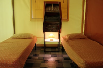 STANDARD furnished canvas bungalow 25 m² (2 bedrooms) with sanitary facilities — 3