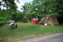 Kampeerplaats(en) - Trekkersplaats (1 Tent, 1 Fiets Of 1 Motor + 10A Elektriciteit) - Camping du Lac de Bonnefon
