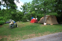 Piazzole - Hiking Pitch (1 Tent, 1 Bike Or 1 Motorbike + 10A Electricity) - Camping du Lac de Bonnefon