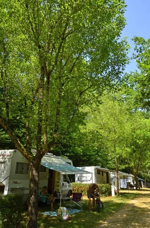 Emplacement Privilège (1 Tente, Caravane Ou Camping-Car / 1 Voiture / Électricité 6A) + Raccordement Eau Et Évacuation Des Eaux Usées