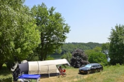 Pitch - Privilege Package (1 Tent, Caravan Or Motorhome / 1 Car / Electricity 6A) + Water Point - Camping Les Terrasses du Lac