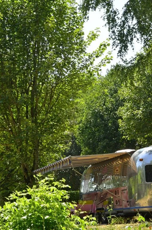 Emplacement Confort (1 Tente, Caravane Ou Camping-Car / 1 Voiture / Électricité 6A)