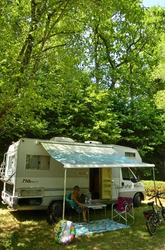 Emplacement Confort (1 Tente, Caravane Ou Camping-Car / 1 Voiture / Électricité 6A)