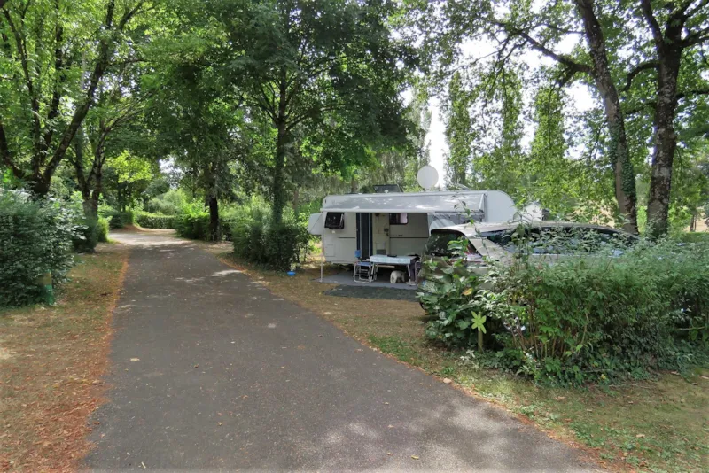 Forfait Grand Confort + 1 Voiture + 1 Tente, Caravane Ou Camping-Car Avec Électricité 10A Gcc