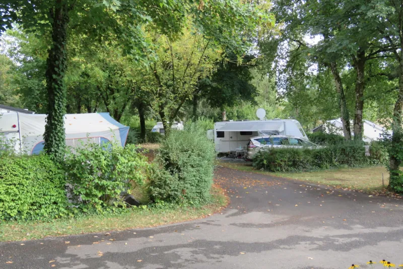 Forfait Grand Confort + 1 Voiture + 1 Tente, Caravane Ou Camping-Car Avec Électricité 10A Gcc