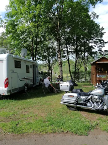 Stellplatz - Pitch + Individual Sanitary Package - Camping La Peyrade