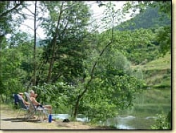 Stellplatz - Stellplatz Flussufer : 1 Auto + Strom - Camping Canoë Gorges Du Tarn