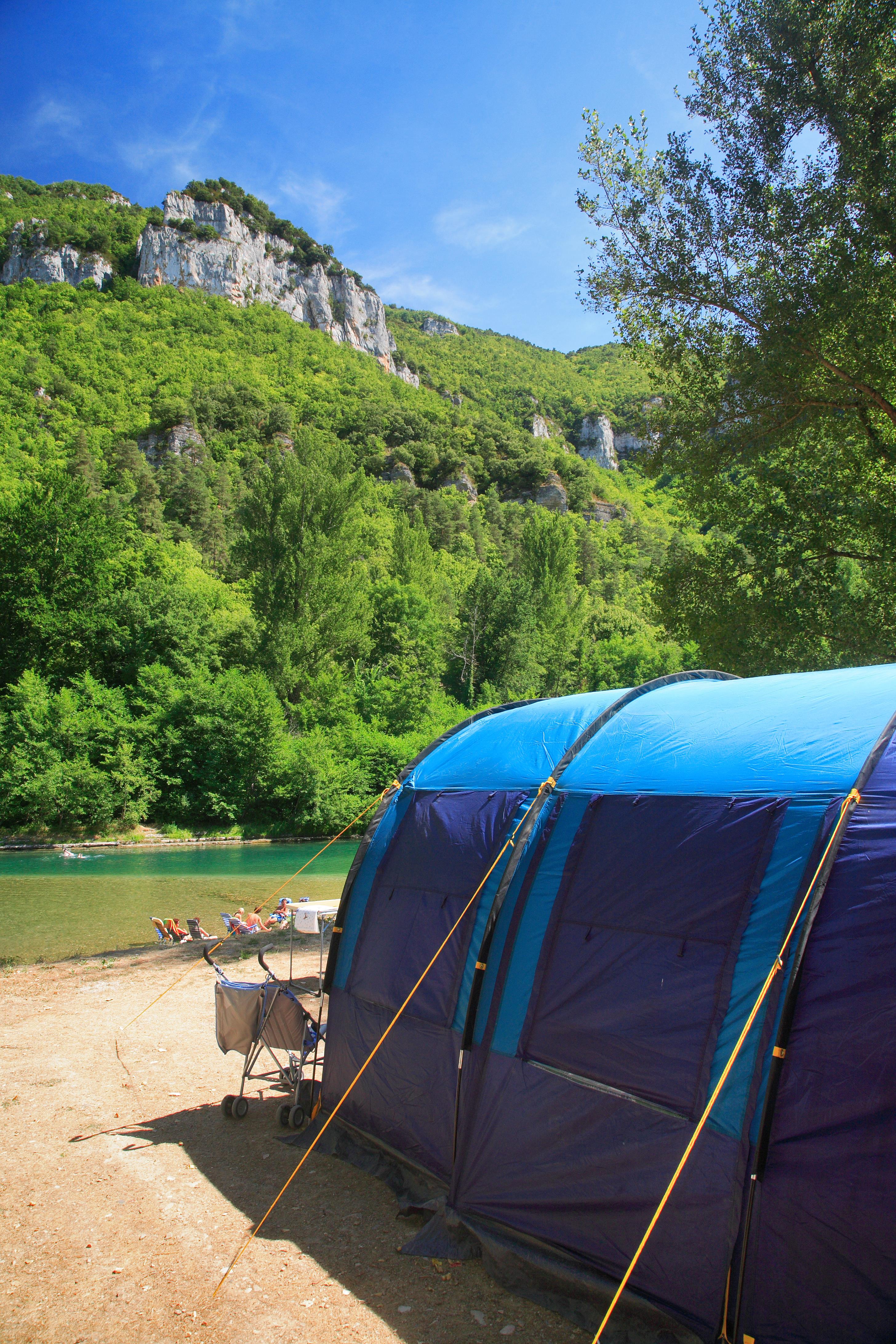 Forfait Privilège (1 tente, caravane ou camping-car / 1 voiture / électricité 10A) Bord de rivière