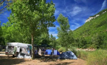 Stellplatz - Stellplatz Privilège (Zelt, Wohnwagen, Wohnmobil / 1 Auto / Strom 10A) Am Fluss - Flower Camping PEYRELADE