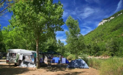 Piazzola Privilège (Tenda, Roulotte, Camper / 1 Auto / Elettricità 10A) In Riva Al Fiume