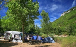 Kampeerplaats(en) - Privilege Formule (1 Tent, Caravan Of Camper / 1 Auto / Elektriciteit 10A) Aan Een Rivier - Flower Camping PEYRELADE