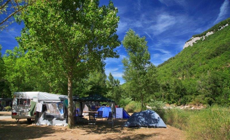 Piazzola Privilège (tenda, roulotte, camper / 1 auto / Elettricità 10A) In riva al fiume