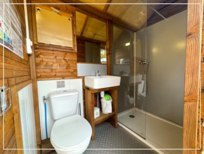 Freecamp Package with private facilities (1 tent, caravan or motorhome / 1 car / electricity 10A)