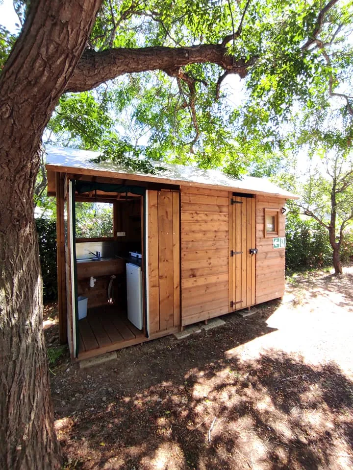 Emplacement - Forfait Freecamp Sanitaires Privés (1 Tente, Caravane Ou Camping-Car / 1 Voiture / Électricité 10A) - Flower Camping PEYRELADE