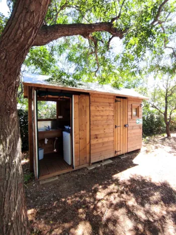 Stellplatz - Stellplatz Freecamp Mit Sanitäranlagen (Zelt, Wohnwagen, Wohnmobil / 1 Auto / Strom 10A) - Flower Camping PEYRELADE