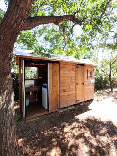 Freecamp Package with private facilities (1 tent, caravan or motorhome / 1 car / electricity 10A)