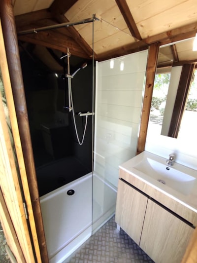 Freecamp Package with private facilities (1 tent, caravan or motorhome / 1 car / electricity 10A)