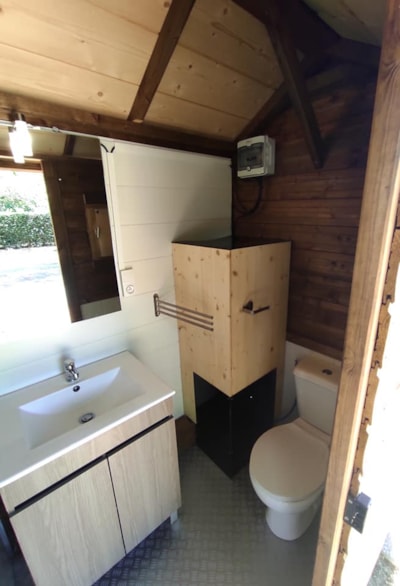 Freecamp Package with private facilities (1 tent, caravan or motorhome / 1 car / electricity 10A)