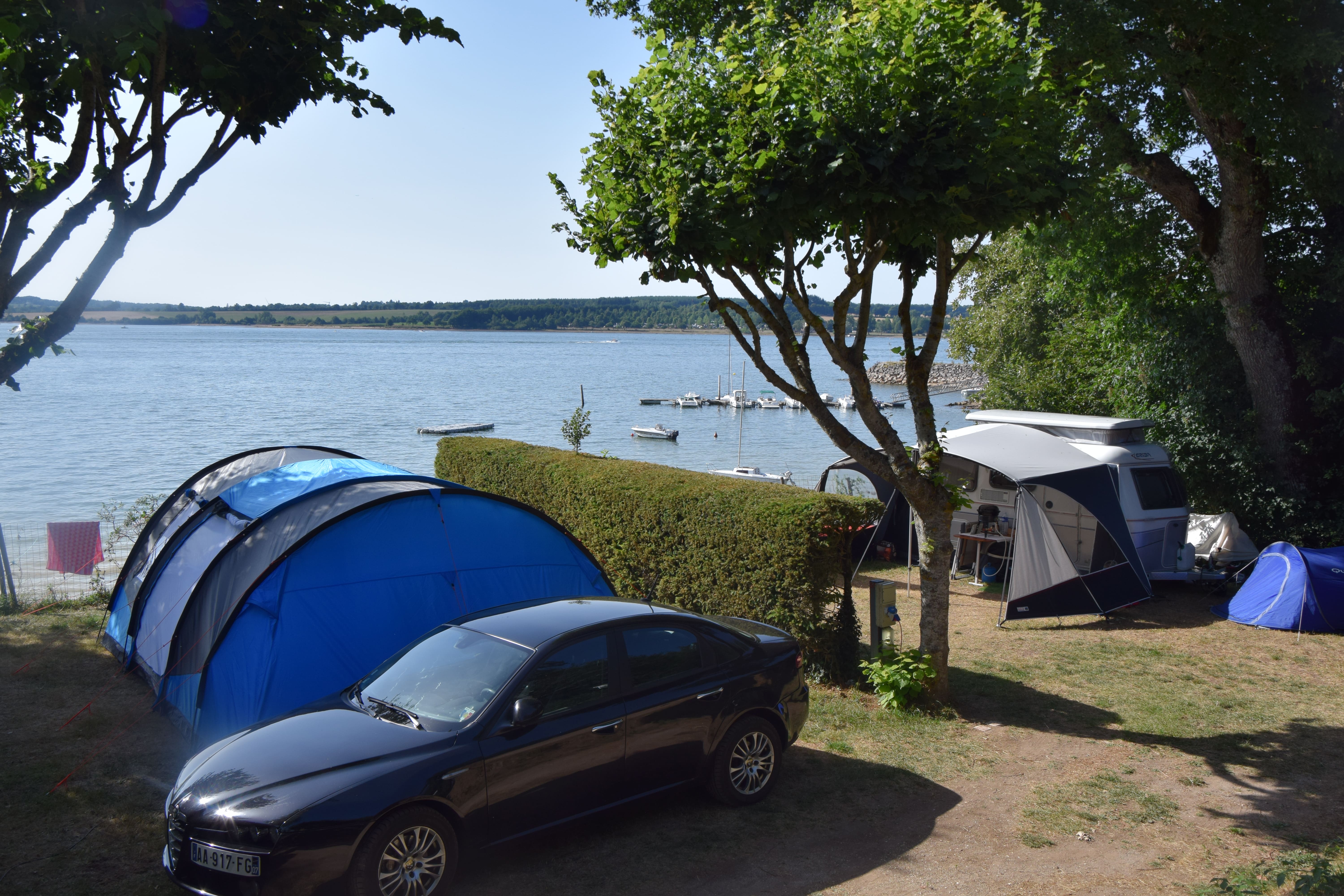 Emplacement - Emplacement Confort "1Ère Ligne Vue Lac" - Camping Sites et Paysages Beau-Rivage Pareloup