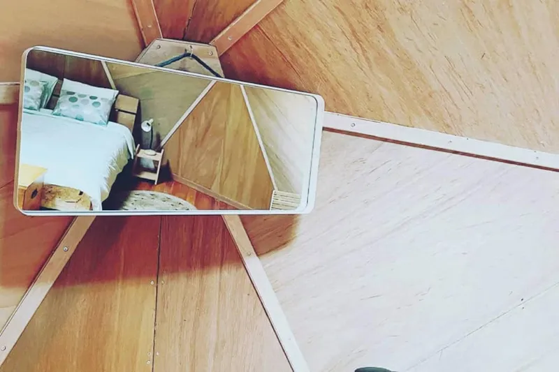 Dôme Géodésique Au Calme Entouré Par Les Bois