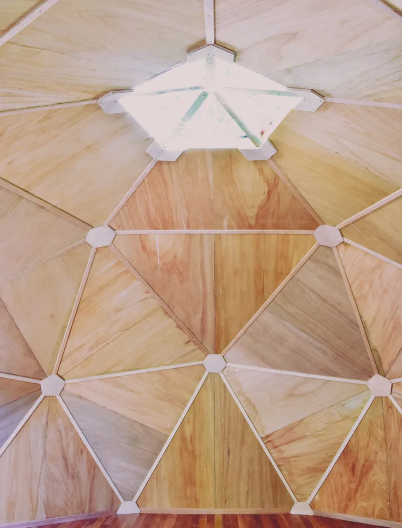 Dôme Géodésique Au Calme Entouré Par Les Bois