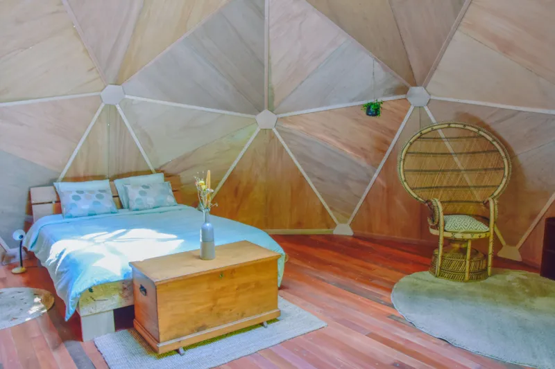 Dôme Géodésique Au Calme Entouré Par Les Bois