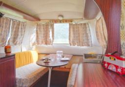 Accommodation - Small Vintage Caravan - Domaine d'Haulmé
