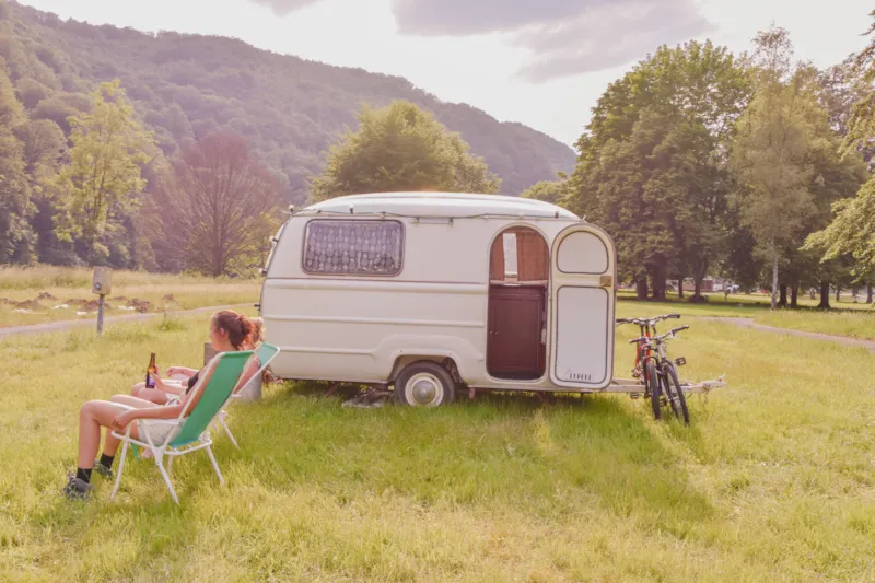 Petite Caravane Vintage Au Milieu Du Domaine