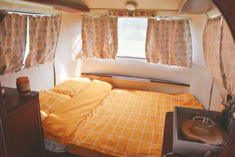 Petite Caravane Vintage Au Milieu Du Domaine