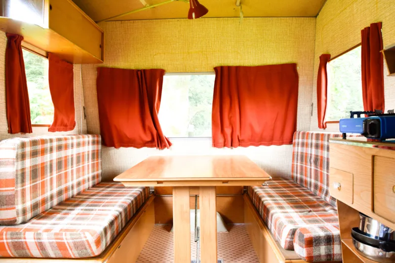 Petite Caravane Vintage Au Milieu Du Domaine