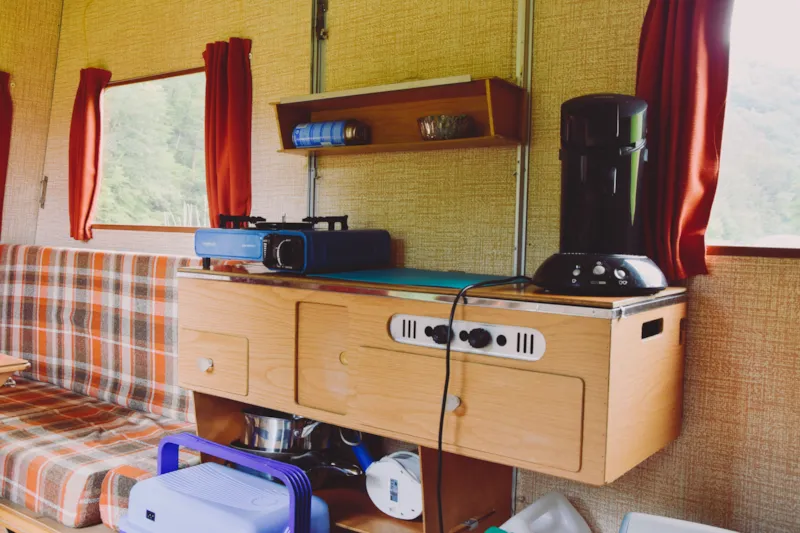 Petite Caravane Vintage Au Milieu Du Domaine