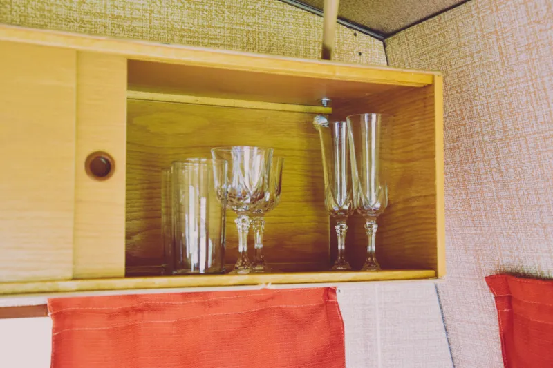 Petite Caravane Vintage Au Milieu Du Domaine