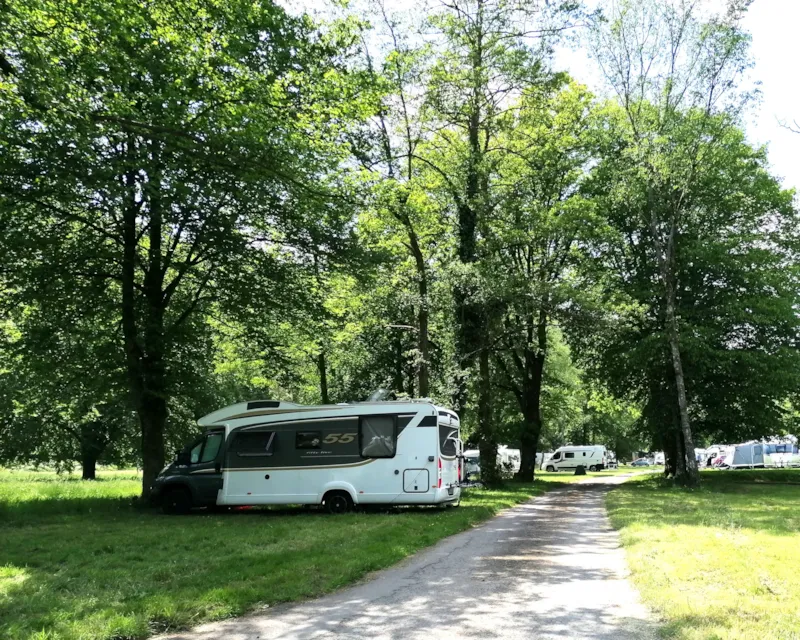 Emplacement Van / Camping Car De 200M² En Pleine Nature
