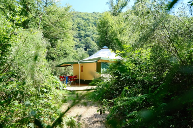 Bungalowtent in het bos