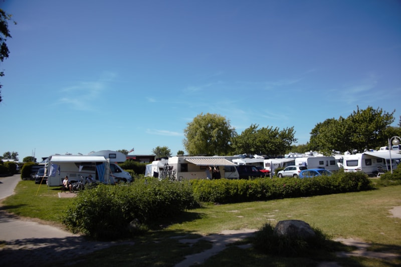 Emplacement ca. 95 - 109 m² près de l'eau