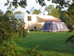 Kampeerplaats(en) - Premium Formule (1 Tent, Caravan Of Camper / 1 Auto / Elektriciteit 10A) 150M² - YELLOH! VILLAGE - LA GRANGE DE MONTEILLAC
