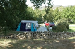 Emplacement - Forfait** (1 Tente, Caravane Ou Camping-Car / 1 Voiture / 10A) - YELLOH! VILLAGE - LA GRANGE DE MONTEILLAC