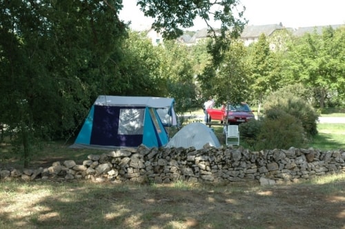 Emplacement ** (1 tente, caravane ou camping-car / 1 voiture / 10A)