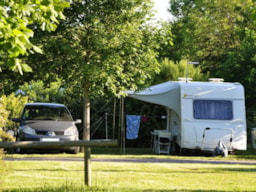 Stellplatz - Stellplatz *** (Zelt, Wohnwagen, Wohnmobil / 1 Auto / Strom 10A) - YELLOH! VILLAGE - LA GRANGE DE MONTEILLAC