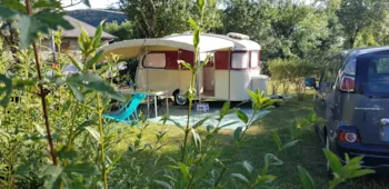 Kampeerplaats(en) - Standplaats + Auto Met  Elektriciteit Inbegrepen - Camping LES CALQUIERES