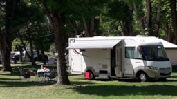 Kampeerplaats(en) - Standplaats: Auto + Tent/Caravan Of Kampeerauto + Elektriciteit - Camping BELLERIVE