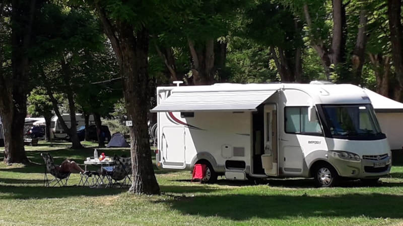 Forfait emplacement 1 à 2 pers  AVEC ELECTRICITE +véhicule + tente/caravane ou camping-car
