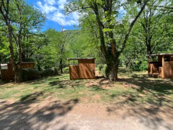Stellplatz - Premium-Pauschale – Eigenes Bad (Dusche, Wc, Waschbecken), Außenküche, Stromanschluss - Camping Seasonova Les Rives d'Olt et Aubrac
