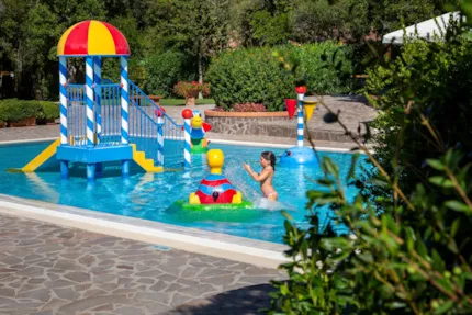 hu Montescudaio village - Camping2Be