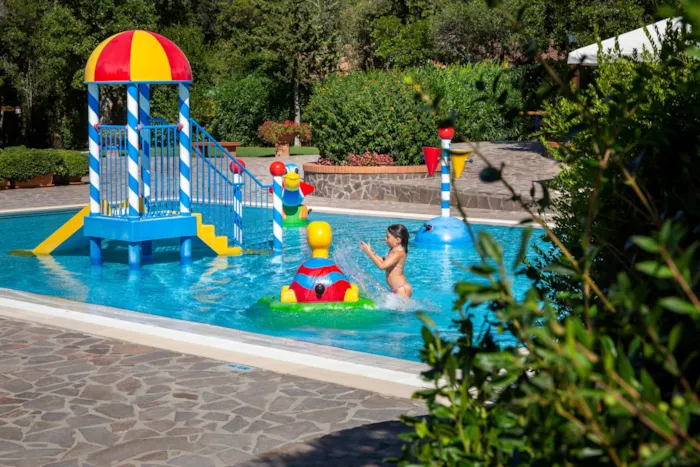 hu Montescudaio village - image n°1 - Camping Direct