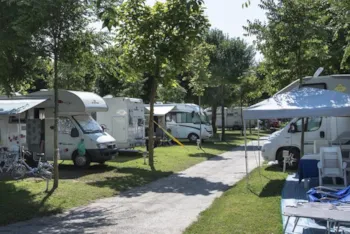 Stellplatz - Stellplatz Premium Sea Breeze - Centro Vacanze Villaggio San Francesco