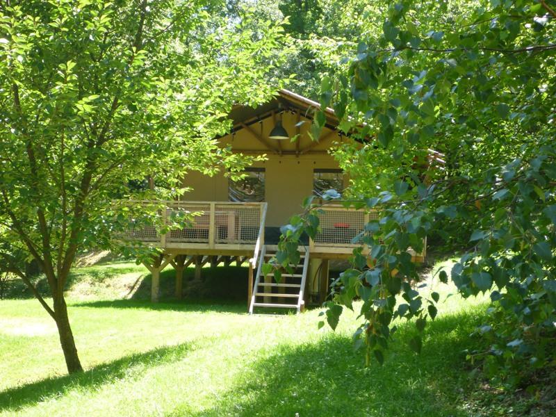 Location - Tente Safari Woodlodge 59M² / 2 Chambres - Terrasse Couverte (Sanitaires Privatifs) - Camping Domaine de  La SERRE