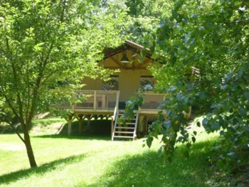 Mietunterkunft - Safari Zelt Woodlodge 59M² / 2 Zimmer - Überdachte Terrasse (Mit Sanitäranlagen) - Camping Domaine de  La SERRE