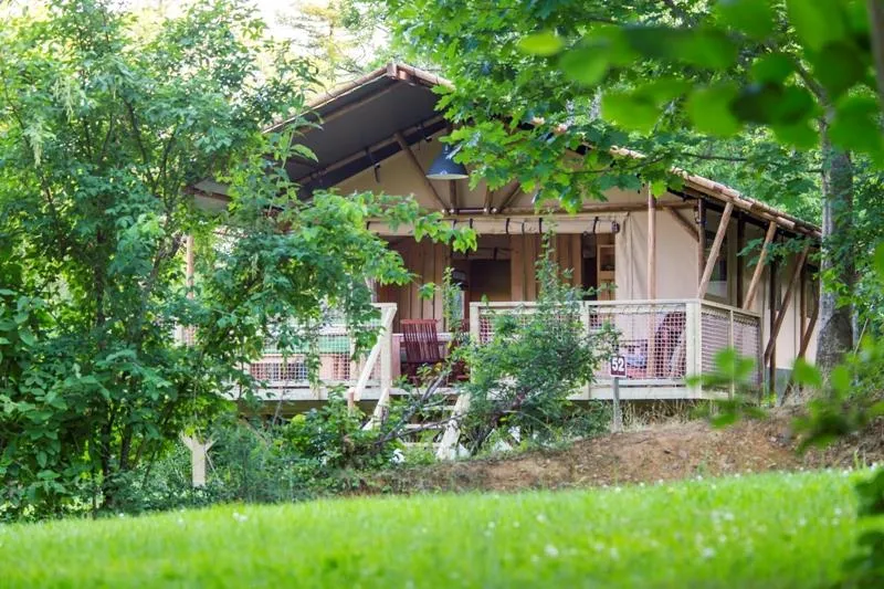 Tente Safari Woodlodge 59M² / 2 Chambres - Terrasse Couverte (Sanitaires Privatifs)