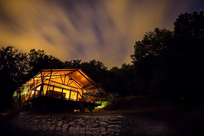 Tente Safari Woodlodge 59M² / 2 Chambres - Terrasse Couverte (Sanitaires Privatifs)